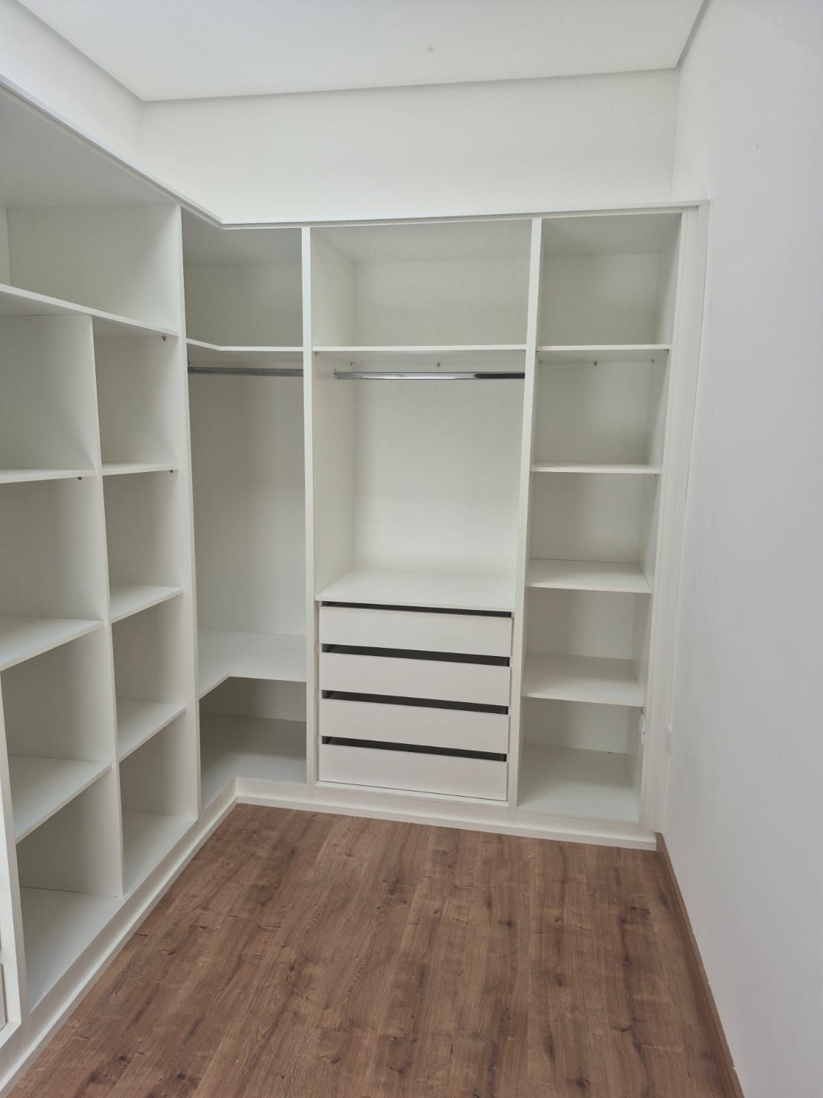 Closet branco modular com nichos, prateleiras e gavetas