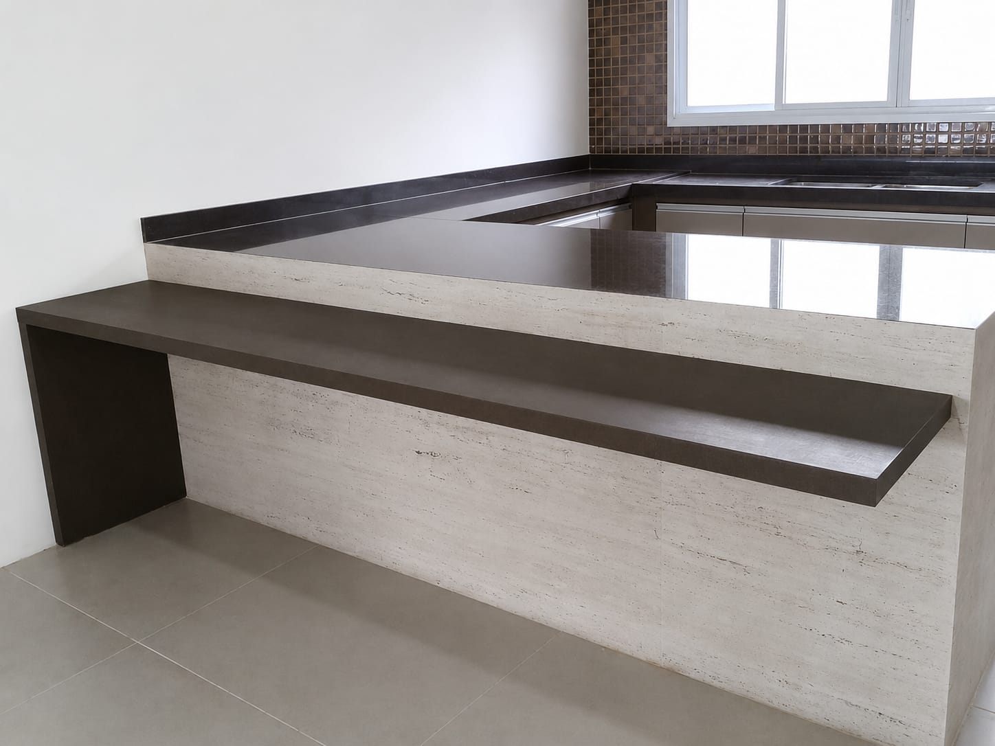 Cozinha planejada com bancada ampla e contraste de MDF claro com tampo escuro
